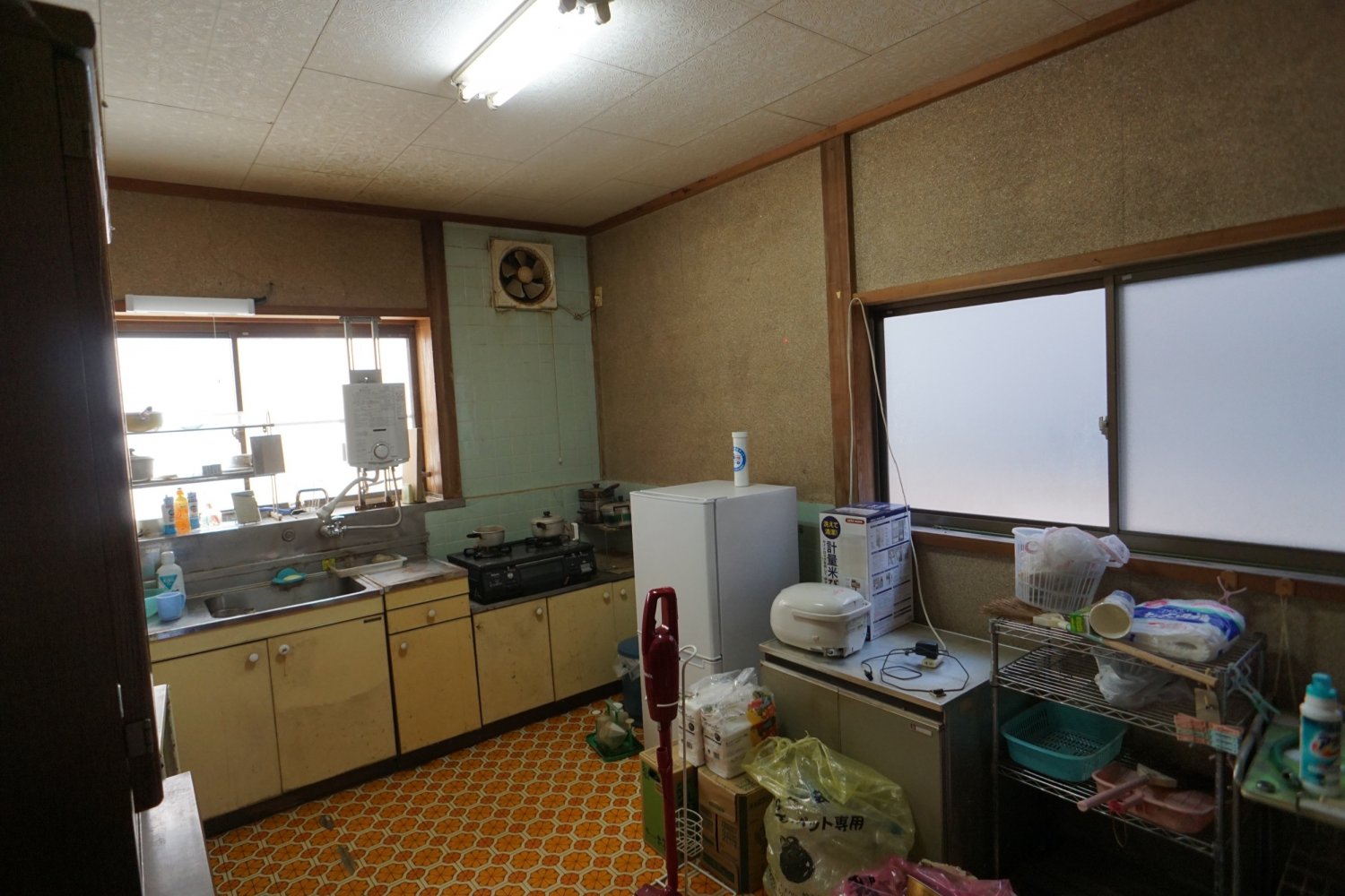 改修前：箱形流し、ガス給湯器を撤去し、給湯器の交換と合わせてシステムキッチンに改修します。