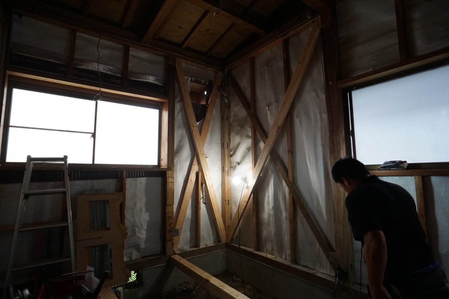 筋交い取付、柱頭柱脚金物設置：土台･梁まで耐震補強するため、台所の床、天井は撤去しました。開口部はそのままにしています。