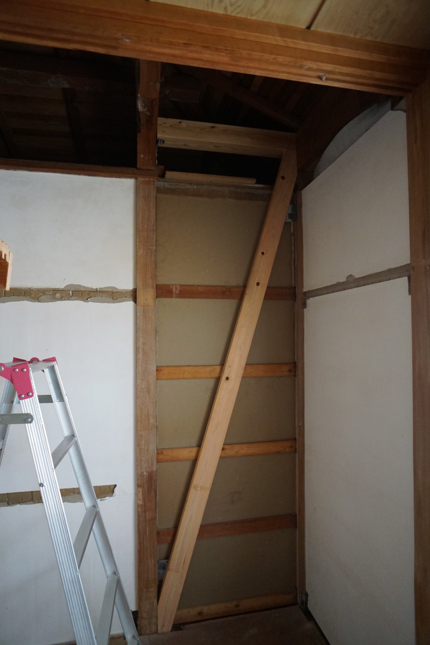 押入れ戸、天袋、無目、天井、壁を撤去し、梁まで筋交い設置、柱頭柱脚金物設置しています。この壁に梁が存在していなかったため梁を追加設置しています。