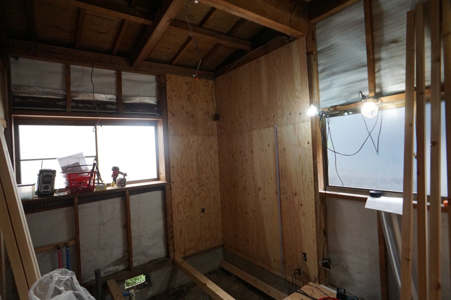 耐力合板貼り：既存換気扇は撤去し、レンジフードはシロッコファンを採用し天井から軒天に排気しました。