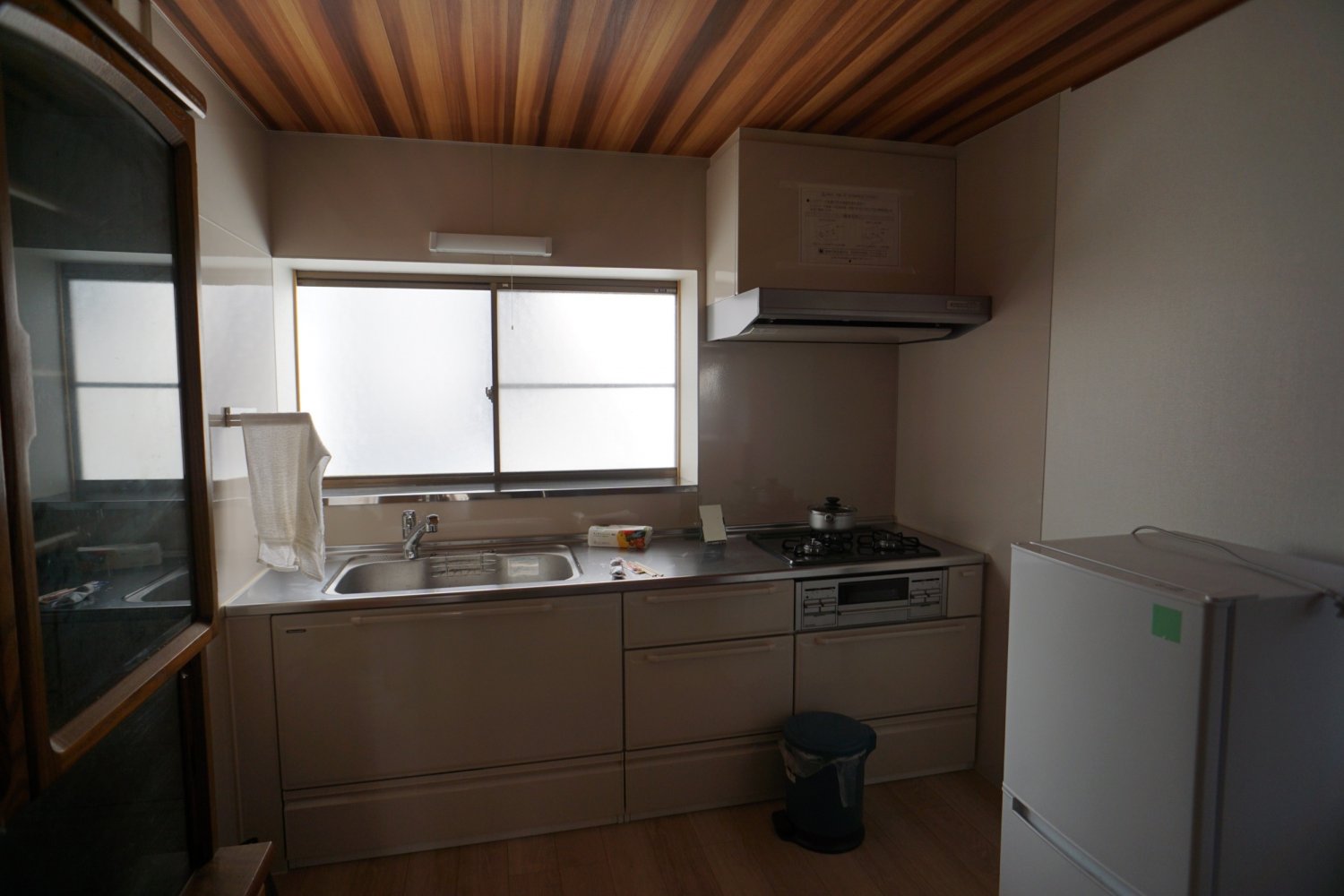 完成後:新しくシステムキッチンを設置しました。耐力合板で内壁をふかしたため、内部寸法に合わせたシステムキッチンを準備し設置しました。開口部の窓台はヘアライン仕上げステンレスを設置しています。