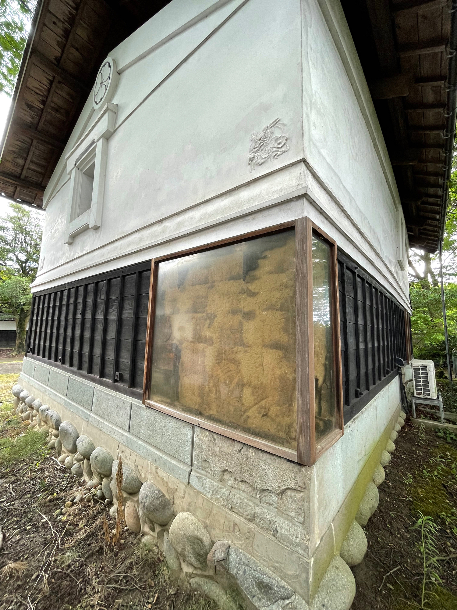 富山大空襲に遭った時の火災跡の残る土蔵