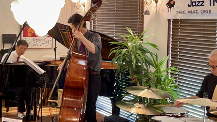 「カフェコラレッカ」大楠安紀ピアノトリオライブ