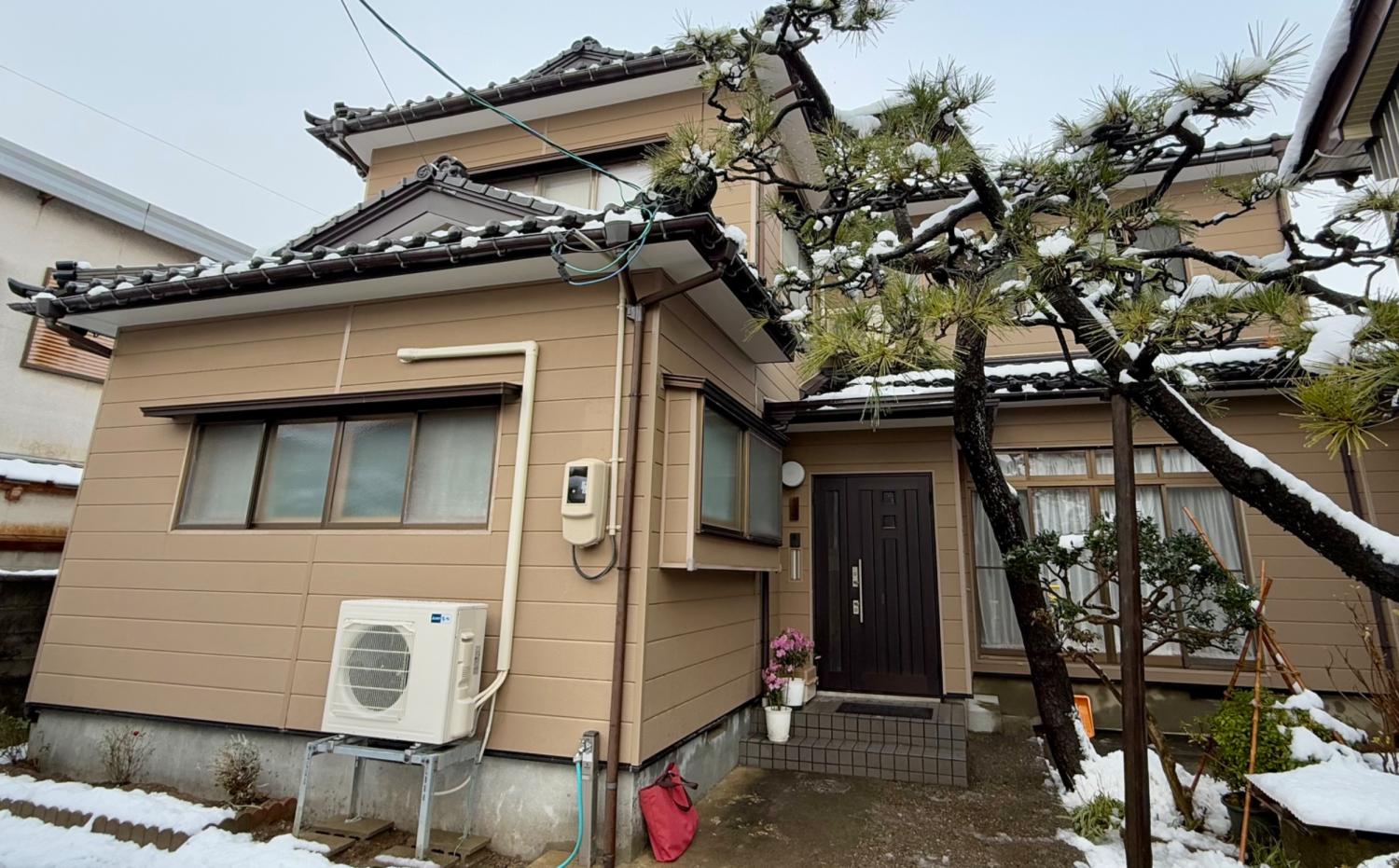 Post-retrofit exterior. Although the structure was reinforced from the outside, the appearance remains unchanged from before the retrofit.