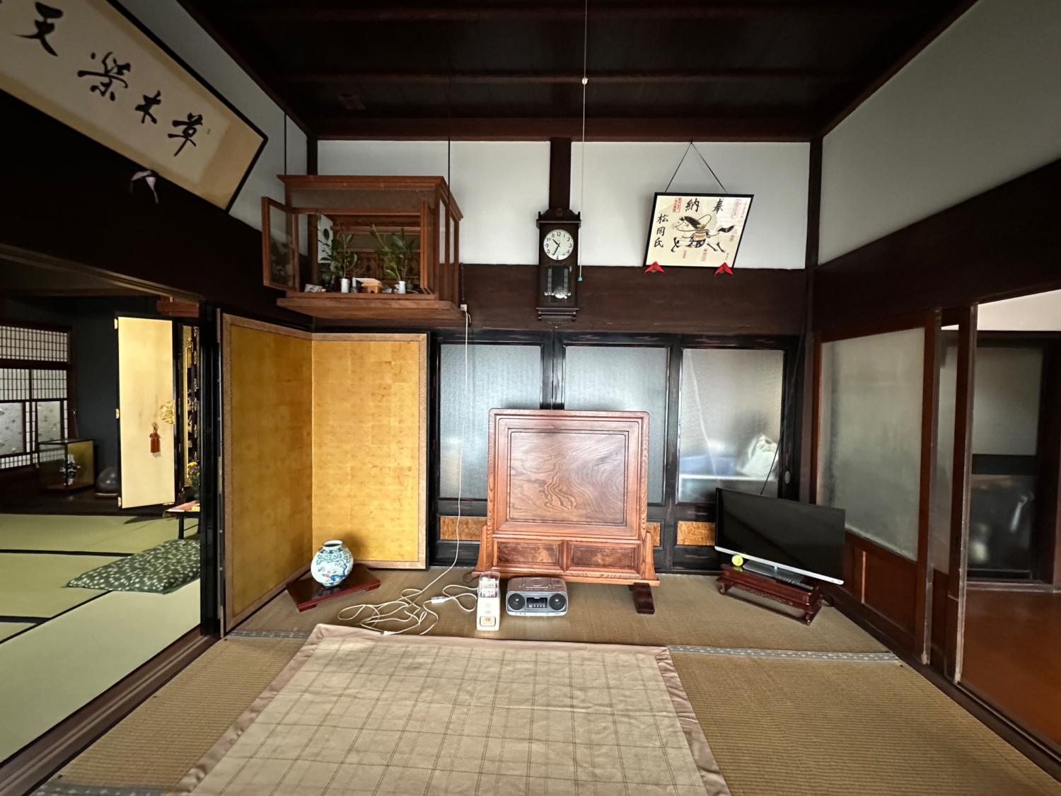 A typical Azumadachi-style house in the Tonami region, built in 1910 (Meiji 43). Pre-retrofit interior view of the Wakunouchi (central room).